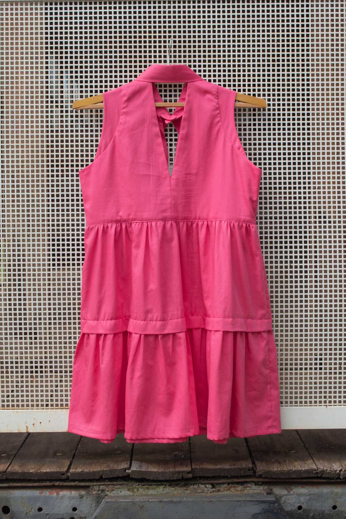 vestido dafne com babados amplo cavado curto cor pink