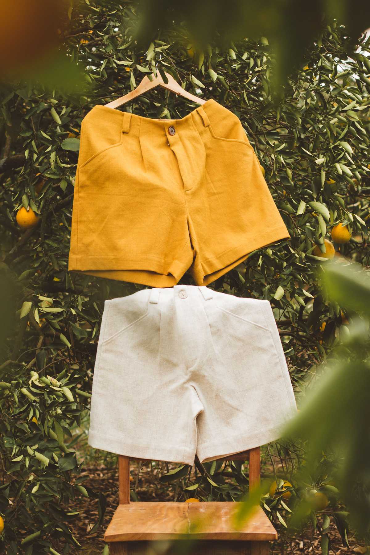 short talia de alfaiataria cor mostarda